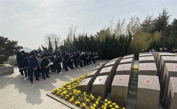 重视英雄 争做先锋——威海产投集团开展清明节思念英烈运动