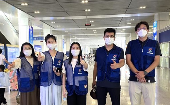 威海产投自愿者助力暑运显继续